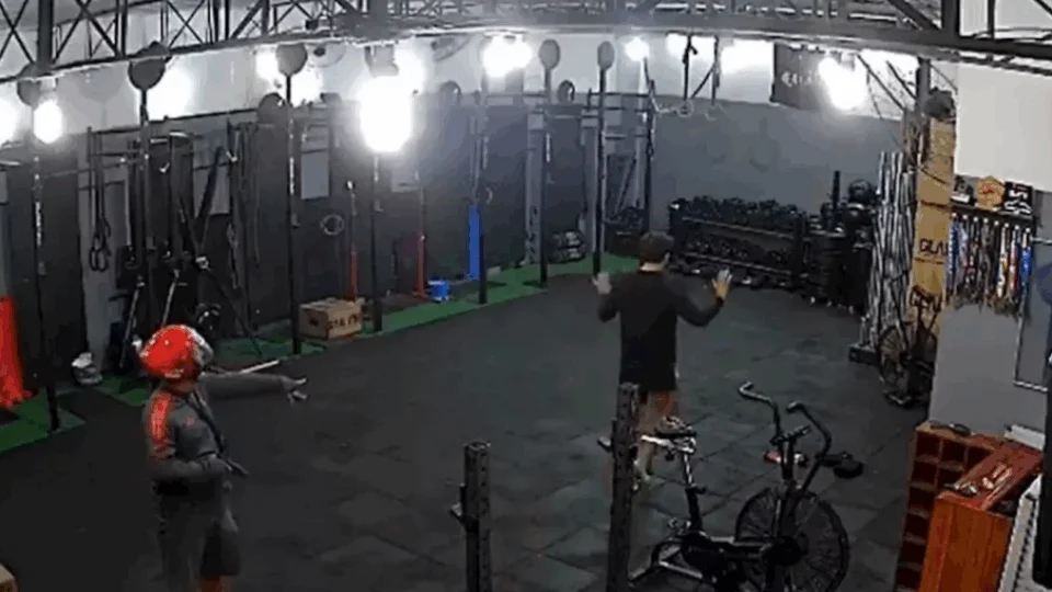 Homem é assaltado durante treino em box de crossfit no Rio de Janeiro; Veja vídeo