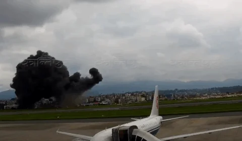 Novo ângulo mostra o avião caindo no Nepal; Acidente deixou 18 mortos