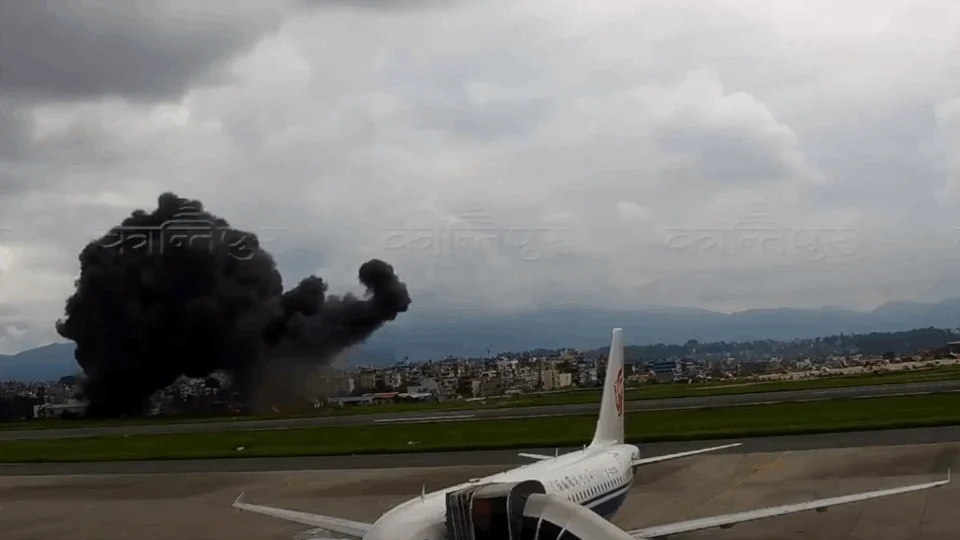 Novo ângulo mostra o avião caindo no Nepal; Acidente deixou 18 mortos