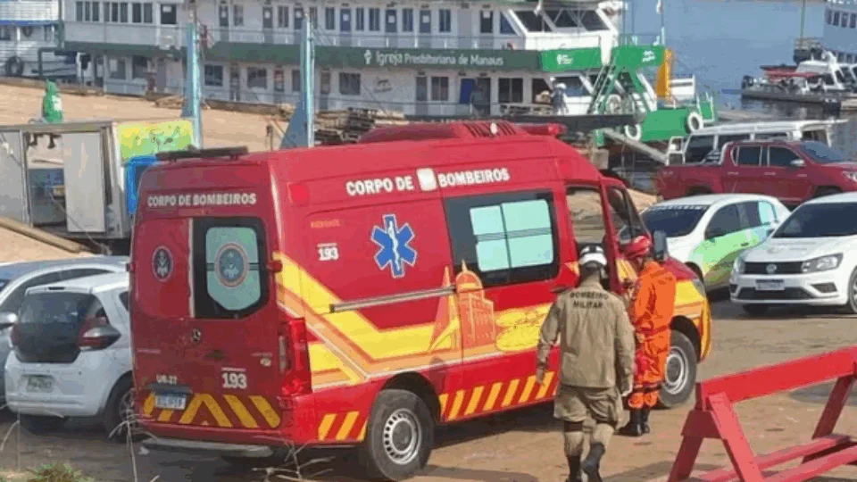 Embarcação pega gogo no Rio Negro e passageiros se jogam na água; 1 morte confirmada