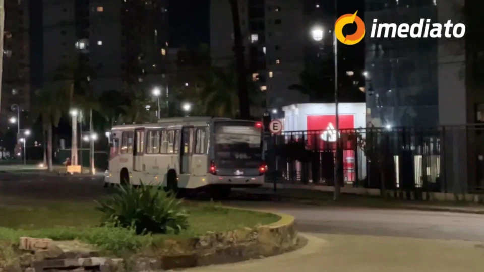 Assaltantes invadem ônibus da linha 450 e tocam o terror na Ponta Negra