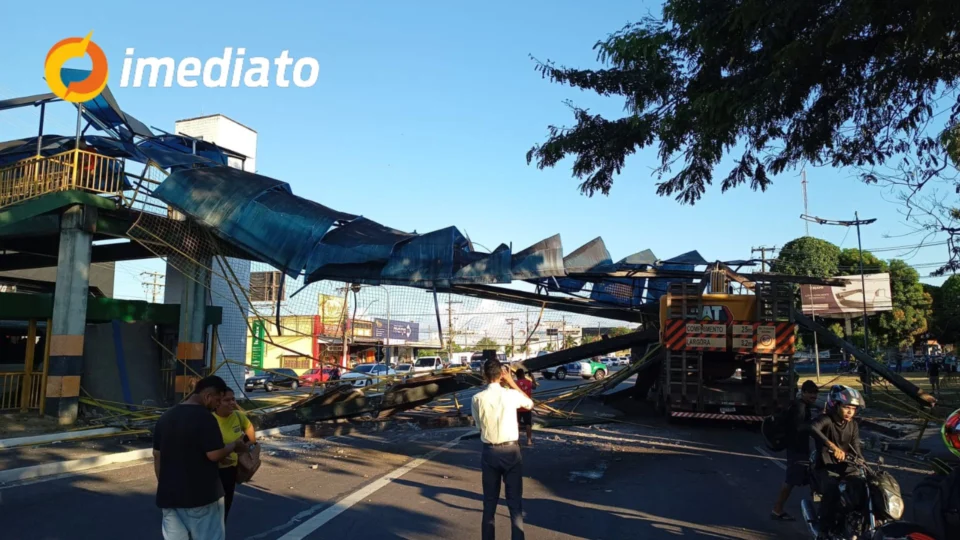 Empresa de carreta que derrubou passarela na Torquato Tapajós terá bens apreendidos