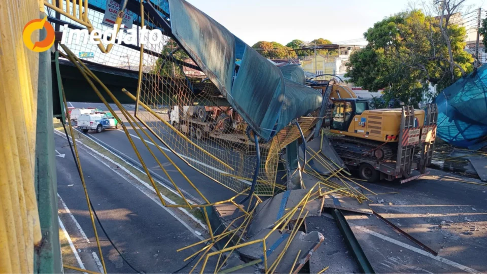 Grave acidente em Manaus: carreta derruba passarela e interdita Av. Torquato Tapajós; Veja vídeo
