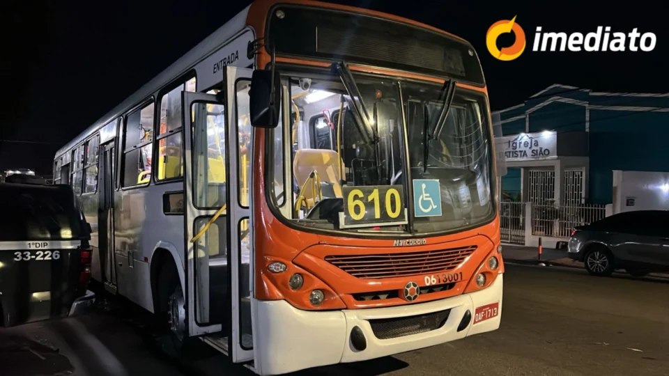 Tentativa de assalto em ônibus em Manaus termina com suspeito agredido por passageiros