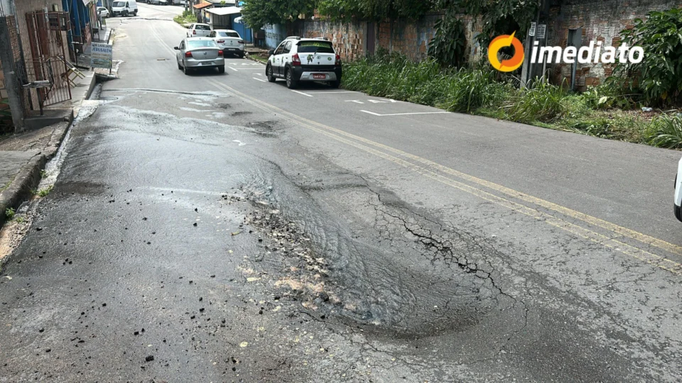 Vazamento de água preocupa moradores e mototaxistas na Av. Coronel Conrado em Manaus