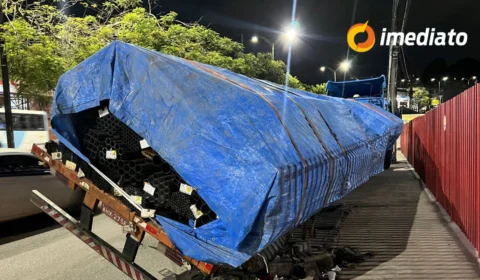Carreta carregada ameaça tombar na Av. Noel Nutels; Veja imagens