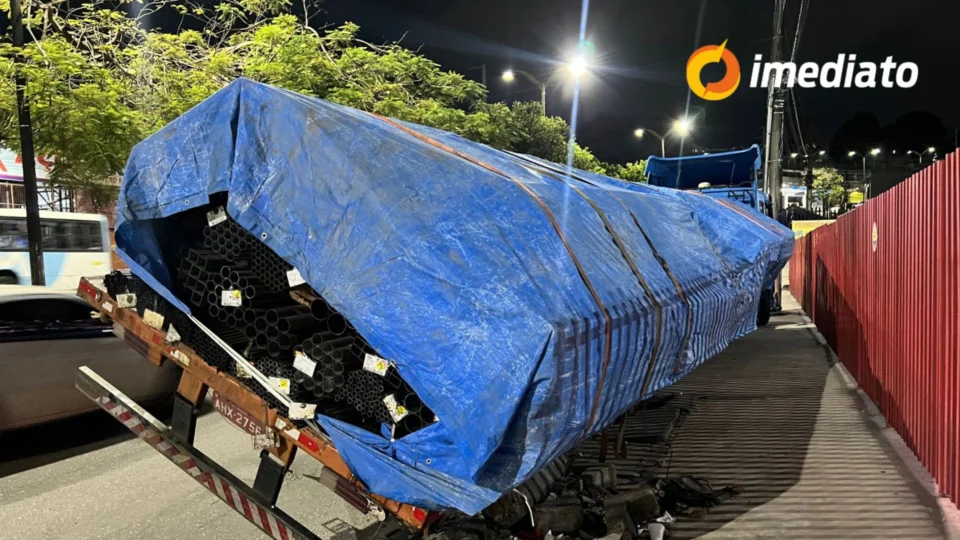 Carreta carregada ameaça tombar na Av. Noel Nutels; Veja imagens