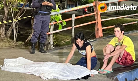 Amiga chora segurando a mão de jovem assassinado no Alvorada; Veja vídeo