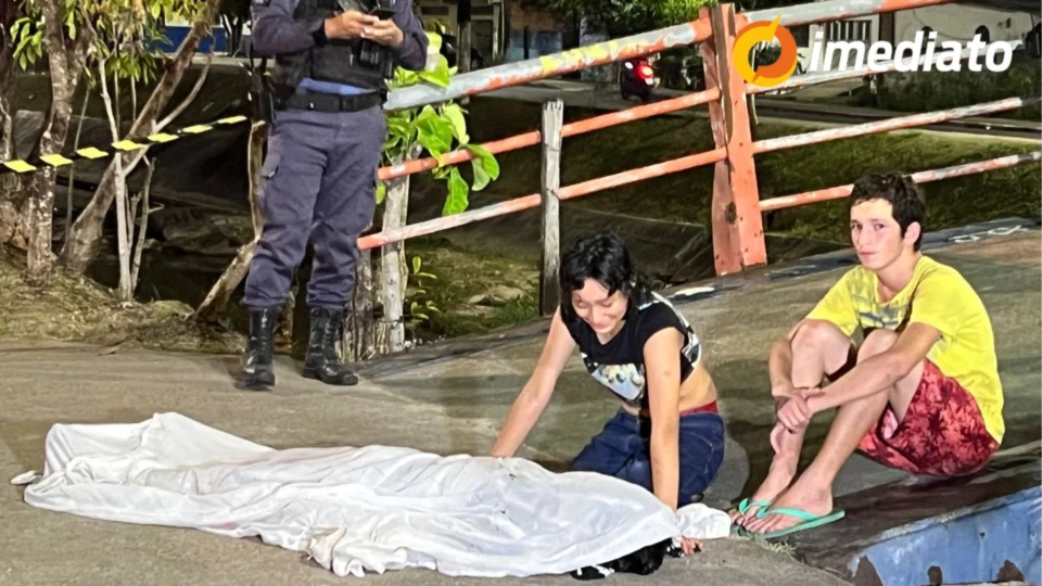 Amiga chora segurando a mão de jovem assassinado no Alvorada; Veja vídeo