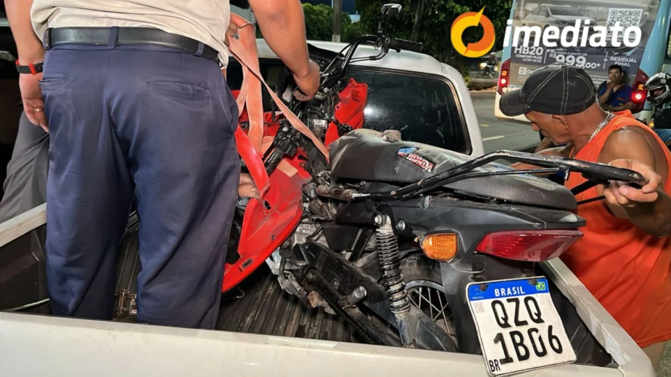Acidente entre carro e carro na Zona Leste de Manaus deixa motociclista ferida