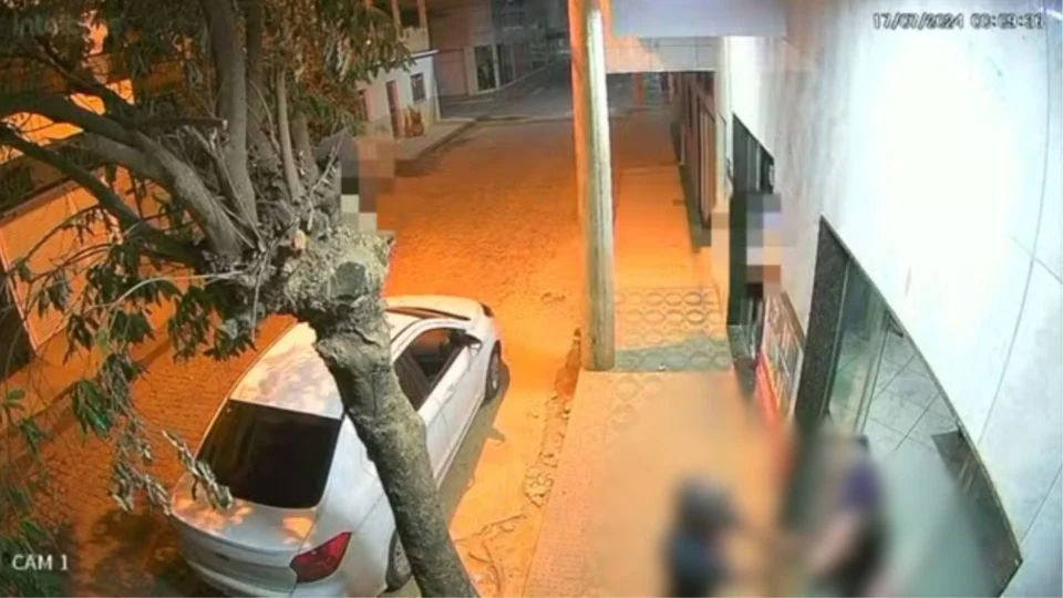 Vídeo: câmera registra momento em que mulher é baleada no rosto em bar no ES