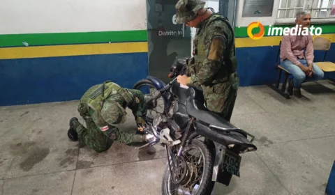 Vídeo: Polícia Ambiental prende dupla com moto adulterada e restrição de roubo na Zona Leste de Manaus