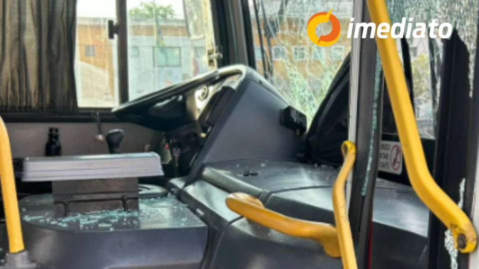 Vídeo: homem quebra para-brisa de ônibus após desentendimento na Zona Leste de Manaus