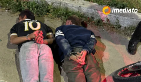 Dupla é presa em blitz na Zona Norte de Manaus com simulacro de arma de fogo; Veja vídeo