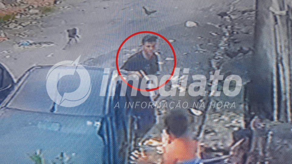 VÍDEO: assaltante aponta arma para criança e faz a limpa em família no bairro Lago Azul em Manaus