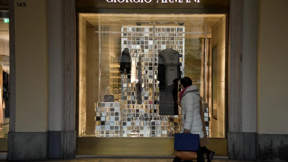 Polícia italiana revela exploração em fábricas de marcas de luxo como Dior e Armani