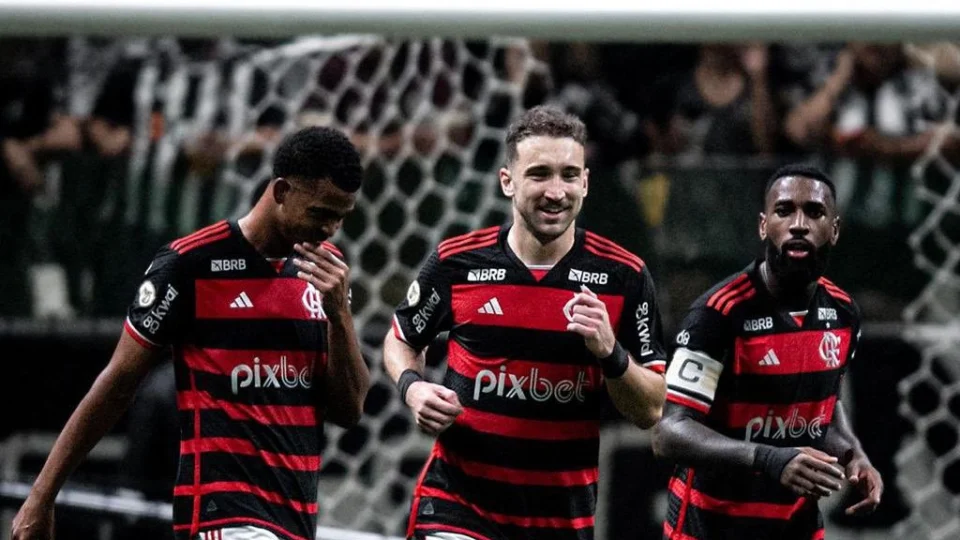 Flamengo vence Atlético-MG por 4 a 2 em jogo marcado por reviravoltas no Brasileirão