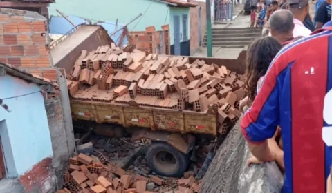 Casas são invadidas por caminhões no interior da Bahia; Veja vídeo