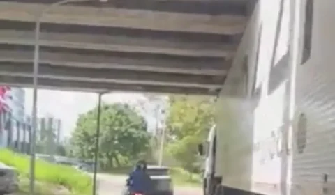 Carreta fica presa em alça no Parque dos Bilhares em Manaus