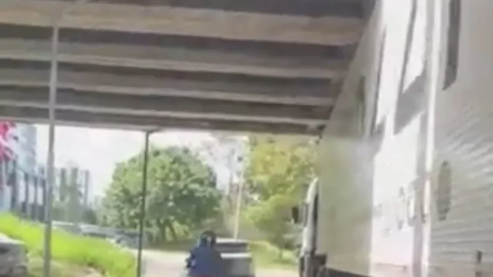 Carreta fica presa em alça no Parque dos Bilhares em Manaus