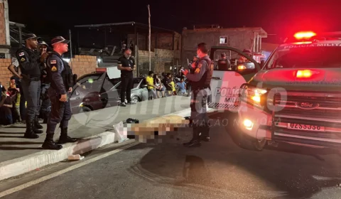 Dupla metralha homem em frente ao Parque Gigantes da Floresta em Manaus
