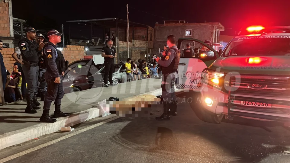 Dupla metralha homem em frente ao Parque Gigantes da Floresta em Manaus