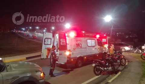 Casal fica ferido após colisão entre carro e moto na avenida das Torres