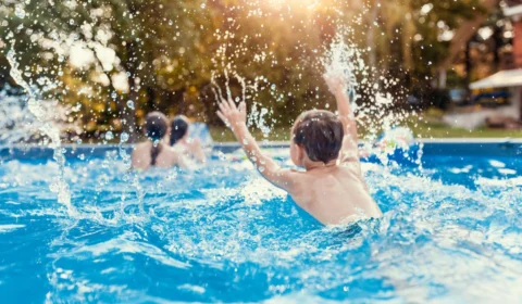 Vizinhos usam secretamente piscina durante férias dos donos e causam indignação