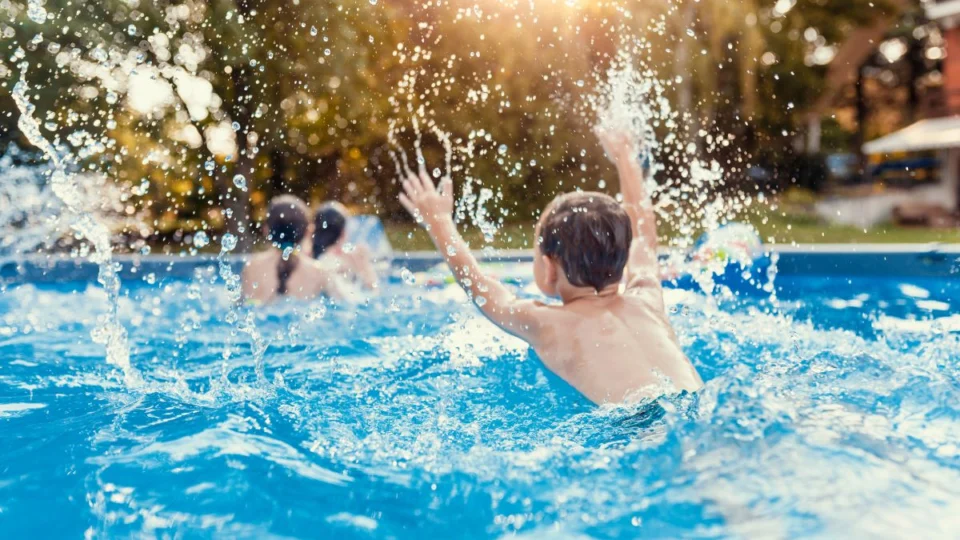 Vizinhos usam secretamente piscina durante férias dos donos e causam indignação