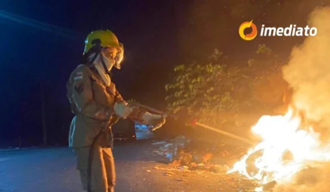 Bombeiros da Operação Céu Limpo combatem incêndio em área de vegetação no bairro Distrito Industrial