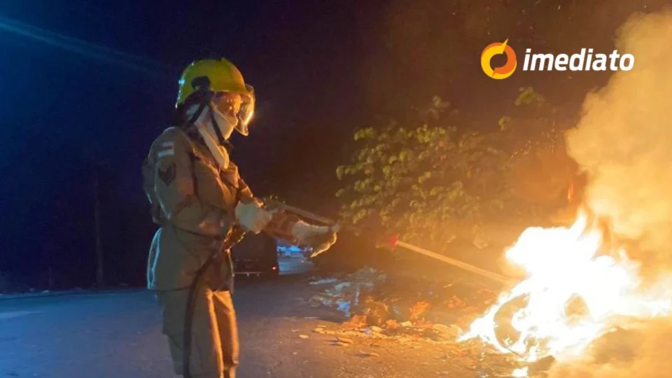Bombeiros da Operação Céu Limpo combatem incêndio em área de vegetação no bairro Distrito Industrial