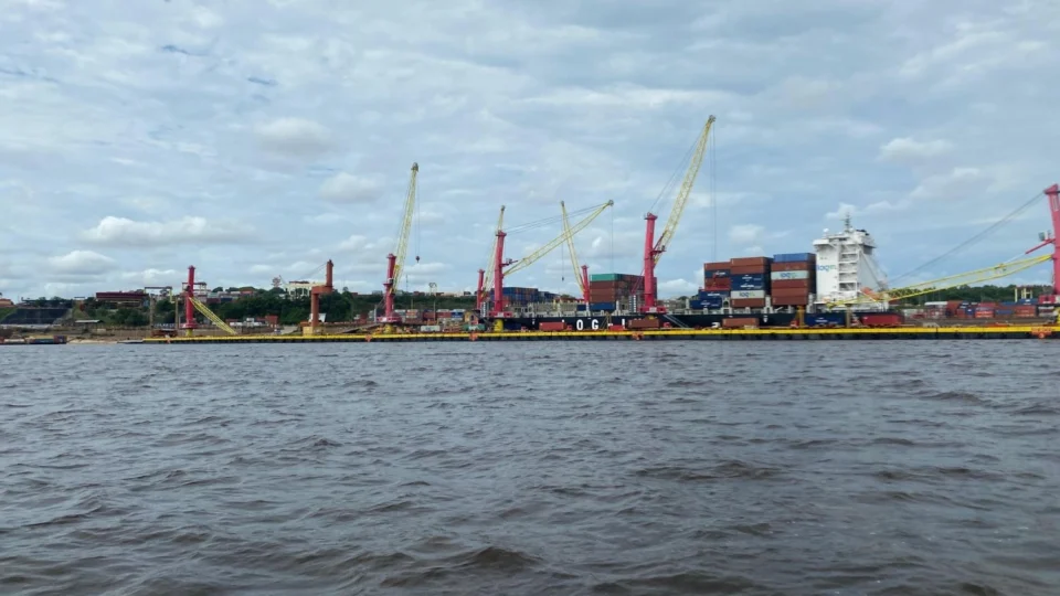 MP-AM investiga cobrança abusiva de taxa por transportadoras de contêineres em meio à seca