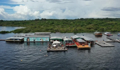 Prefeitura de Manaus investe R$ 3,7 milhões na retirada de flutuantes irregulares do Tarumã-Açu