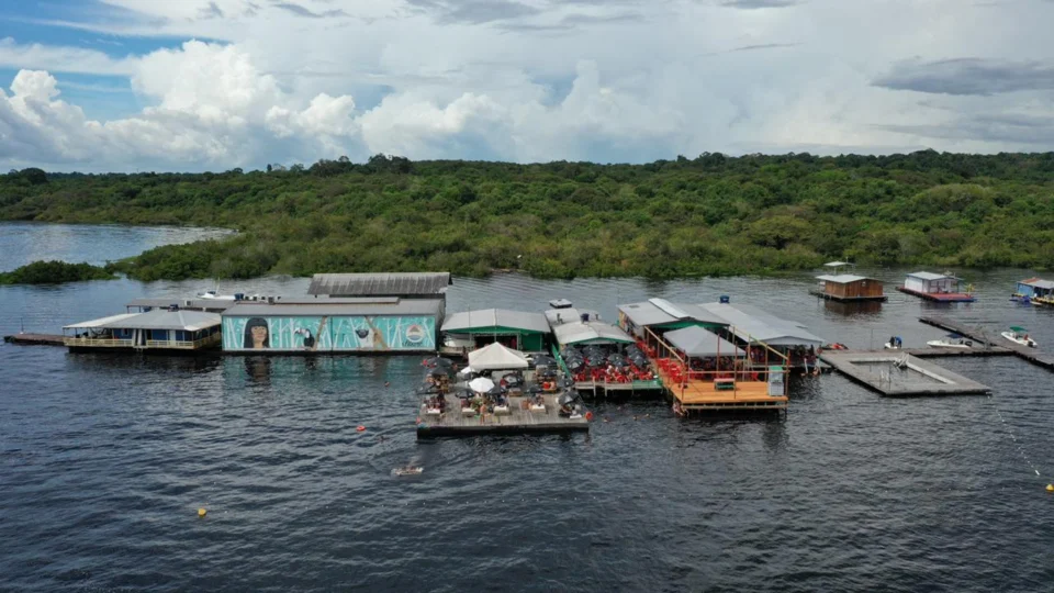 Prefeitura de Manaus investe R$ 3,7 milhões na retirada de flutuantes irregulares do Tarumã-Açu