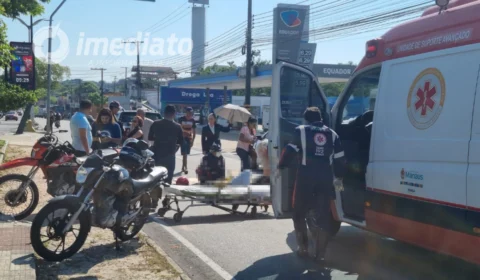 Motociclista e passageira ficam feridos após colisão com carro na Avenida Rodrigo Otávio