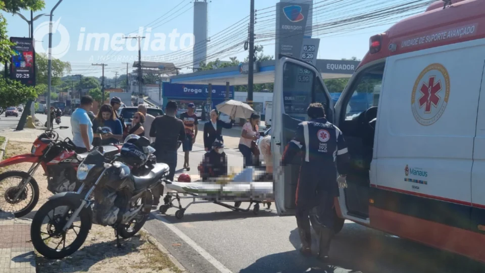 Motociclista e passageira ficam feridos após colisão com carro na Avenida Rodrigo Otávio