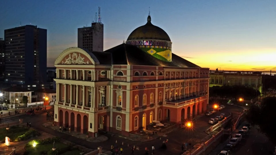 Teatro Amazonas recebe concerto e comédia na programação desta semana