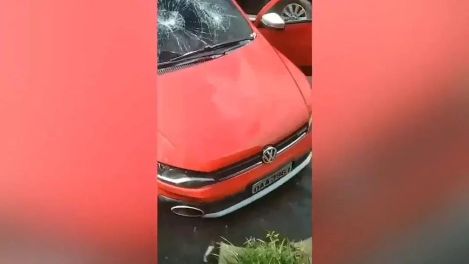 Carro bate em motocicleta e deixa criança ferida na Cidade de Deus