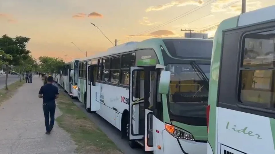 18 ônibus novos começam a rodar em Manaus