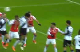 Renê, do Internacional, sofre forte choque de cabeça e cai desacordado