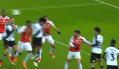 Renê, do Internacional, sofre forte choque de cabeça e cai desacordado