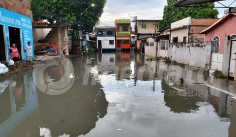 DESCASO: rua fica completamente alagada no bairro Betânia após forte chuva em Manaus