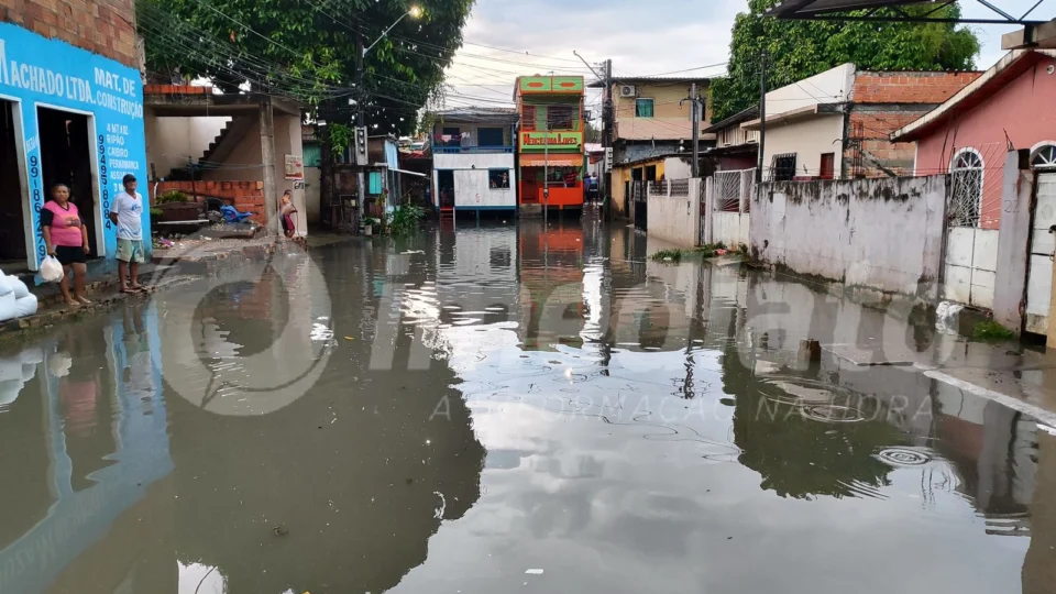 DESCASO: rua fica completamente alagada no bairro Betânia após forte chuva em Manaus