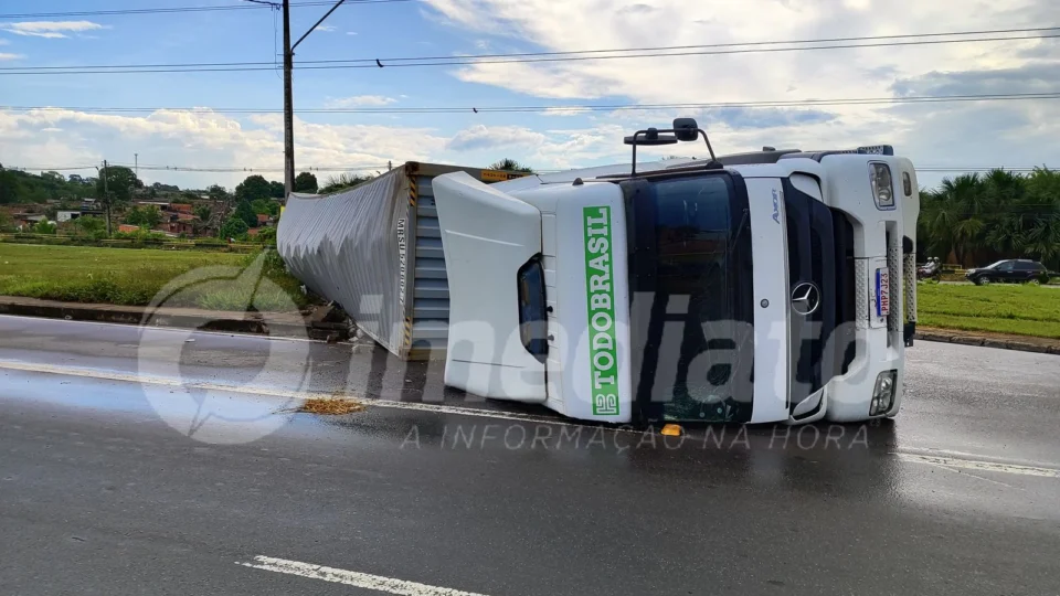 VÍDEO: Carreta tomba na Avenida das Torres após forte chuva e complica trânsito em Manaus