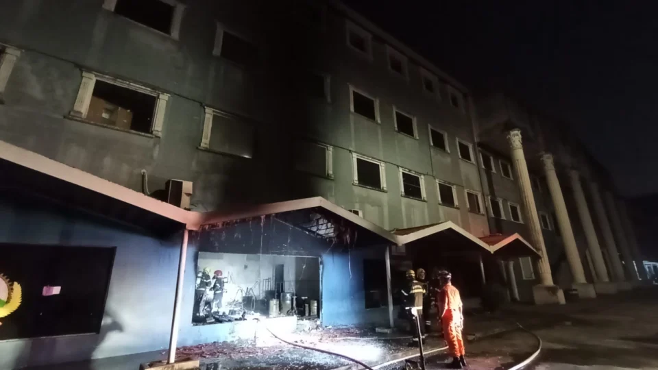 VÍDEO: loja de reprografia fica destruída após incêndio na Universidade Nilton Lins em Manaus