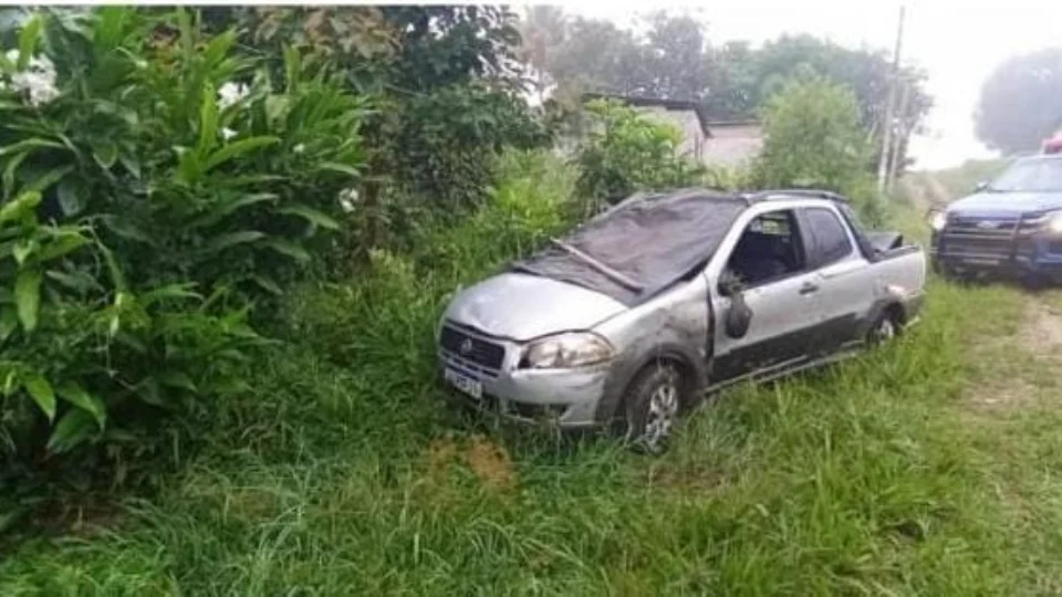Bandidos são perseguidos pela Polícia em Roraima, capotam veículo roubado e são presos.