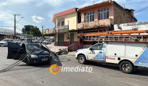 Carreta derruba fio de eletricidade e poste cai em cima de carro na Compensa