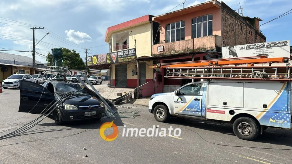 Carreta derruba fio de eletricidade e poste cai em cima de carro na Compensa