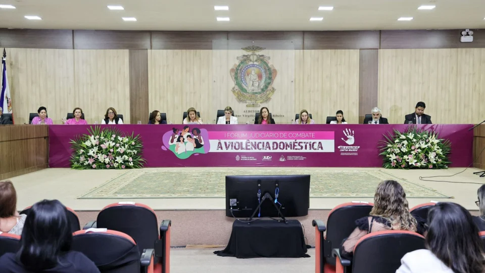 Conselheiro do TCE-AM prestigia Primeiro Fórum Judiciário de Combate à Violência Doméstica