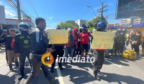 Motoboys são presos após confusão em condomínio e colegas fazem Manifestação